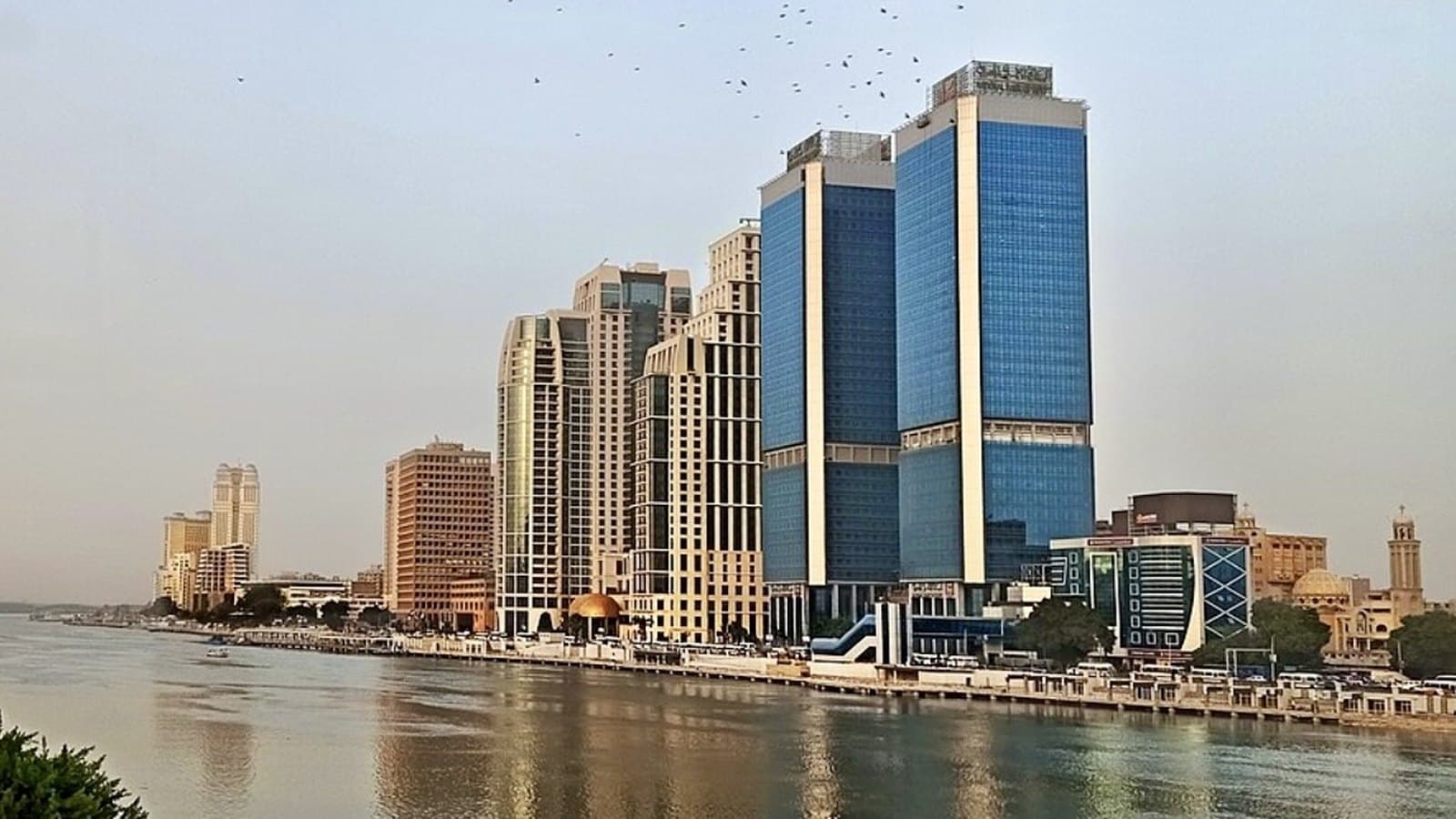 لحظة إنقاذ طفل من الغرق على شاطئ الإسكندرية
